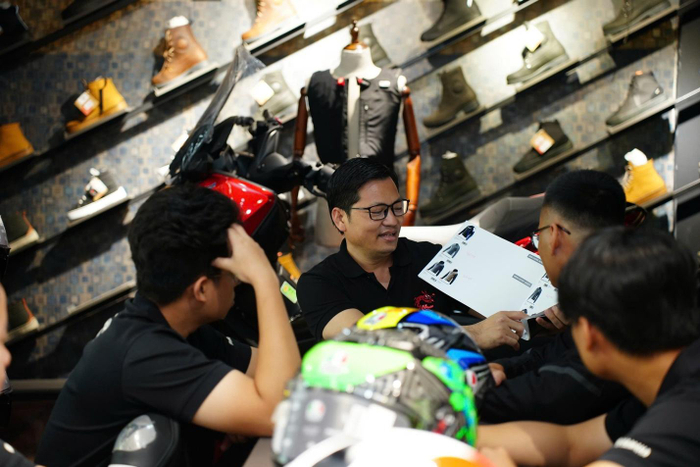 Ông Lê Văn Thuỷ cùng những cộng sự của mình.