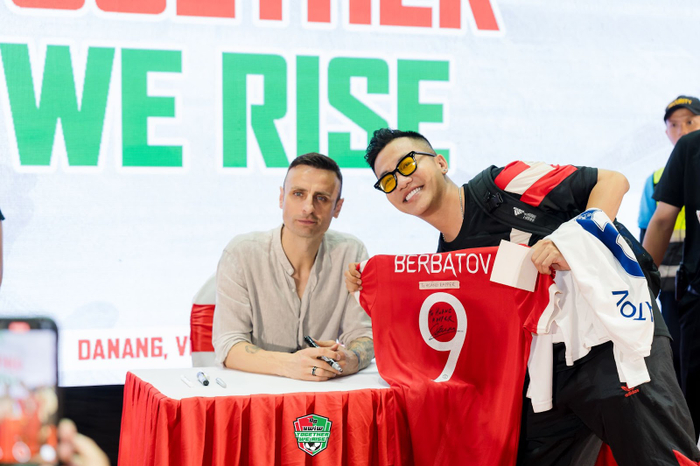 Dimitar Berbatov Tái Ngộ Fan Việt tại sự kiện “Together We Rise” Ảnh 3