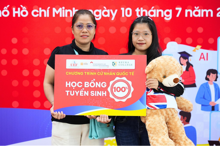 Thí sinh Nguyễn Trần Anh Thư (trái) cùng mẹ tham dự lễ Trao học bổng của Gloucestershire Vietnam