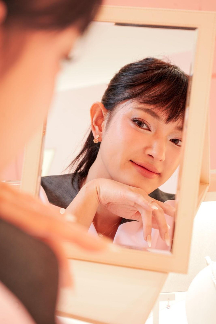 Mỗi khoảnh khắc ngắm mình trong gương là khi bạn nhớ rằng: bạn chính là viên ngọc quý giá nhất nhé