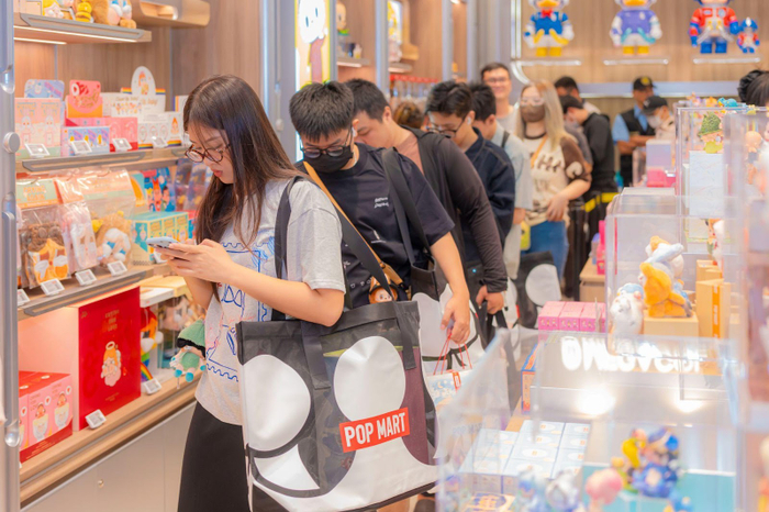 Không khí sôi động tại POP MART Vạn Hạnh Mall với hàng nghìn khách hàng háo hức săn đồ sưu tầm