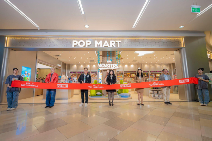 Đại diện POP MART và đối tác thực hiện nghi thức cắt băng khai trương tại Vạn Hạnh Mall.