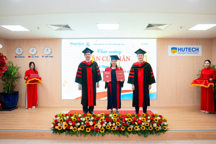 Tốt nghiệp, người học được cấp bằng đại học
