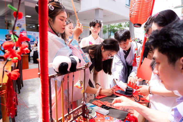 Sinh viên HUTECH “check-in” toàn cầu qua lễ hội văn hóa HUTECH Global Festival 2025 Ảnh 2