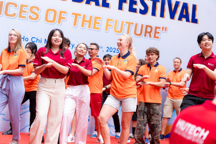 Màn trình diễn flashmob cùng sinh viên Đan Mạch góp phần khuấy động sân trường