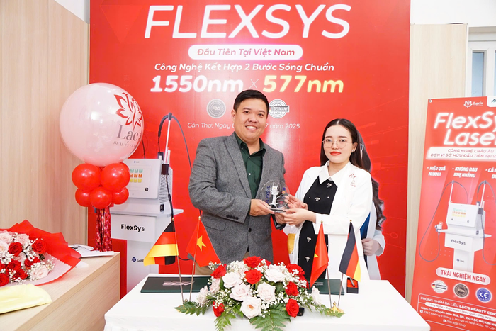 Những chứng nhận và cúp vinh danh công nghệ FlexSys trân quý được trao đến Lạc’s Beauty Center