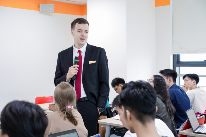 UEF được biết đến với môi trường song ngữ năng động, chuẩn quốc tế