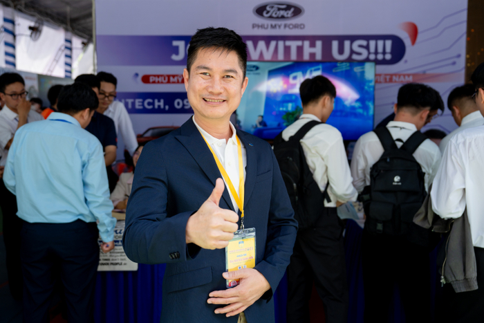 Ông Nguyễn Quang Khải đánh giá cao đồ án của sinh viên HUTECH