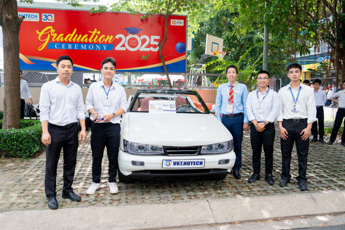 Xe điện mui trần độc đáo do sinh viên HUTECH chế tạo