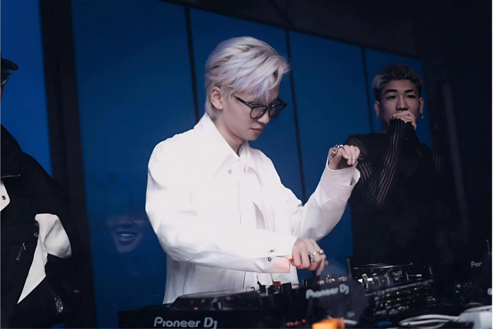 Khoảnh khắc DJ Atom thả mình vào set nhạc, cuốn khán giả vào từng nhịp bass và giai điệu lan tỏa khắp không gian. Ảnh: NVCC.