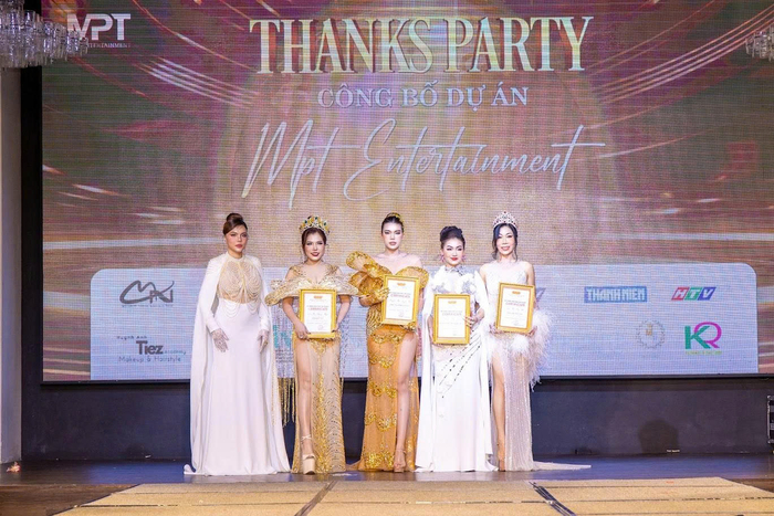 Hoa hậu đại sứ Lại Thị Thu Hà - Trưởng ban giám khảo trao chứng nhận cho các thí sinh đạt danh hiệu của cuộc thi Miss Business World Beauty 2025