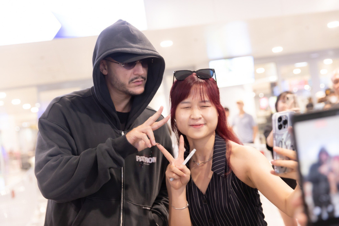 DJ Snake xuất hiện cực ngầu tại sân bay Nội Bài, giao lưu cùng người hâm mộ. Ảnh: BTC.