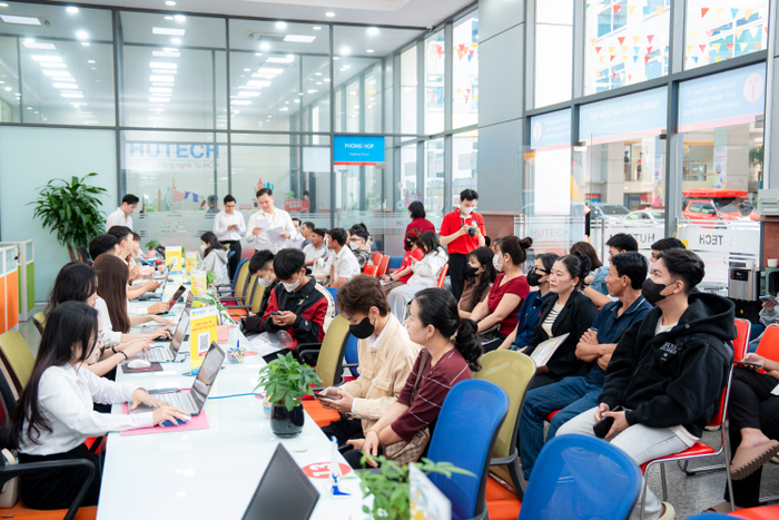 Nhộn nhịp mùa nhập học: Hàng ngàn tân sinh viên háo hức, phụ huynh yên tâm Ảnh 3