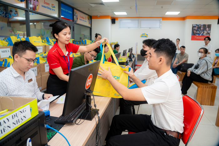 Đội ngũ hỗ trợ HUTECH đồng hành sát sao cùng tân sinh viên và phụ huynh hoàn tất thủ tục nhập học 