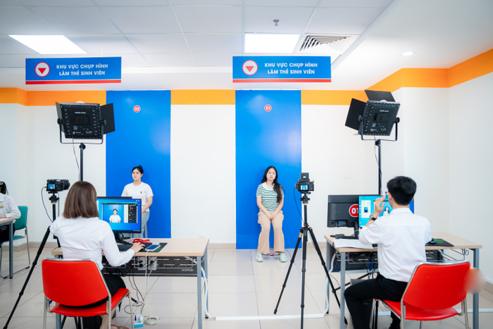 Nhộn nhịp mùa nhập học: Hàng ngàn tân sinh viên háo hức, phụ huynh yên tâm Ảnh 4