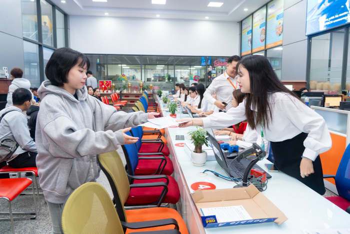 Mỹ Duyên có mặt tại trường từ 5h30 sáng để làm thủ tục nhập học