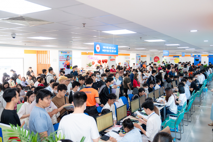 Đông đảo thí sinh đến nhập học tại HUTECH từ sớm 