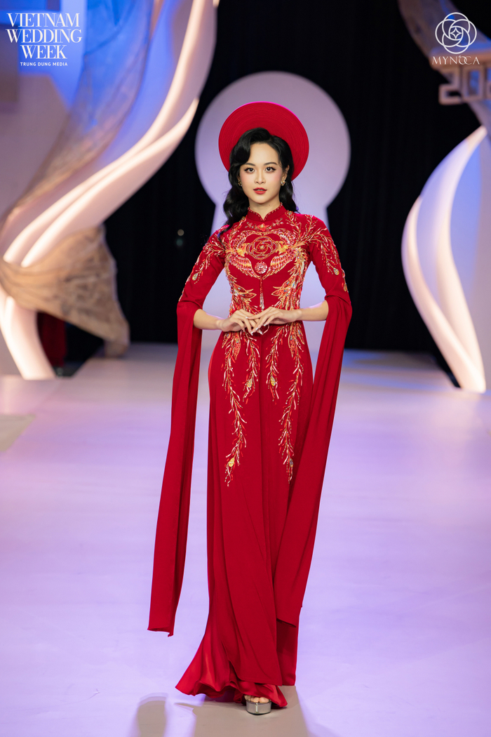 Khởi đầu hành trình bằng những thiết kế áo dài cưới mang đậm nét truyền thống.