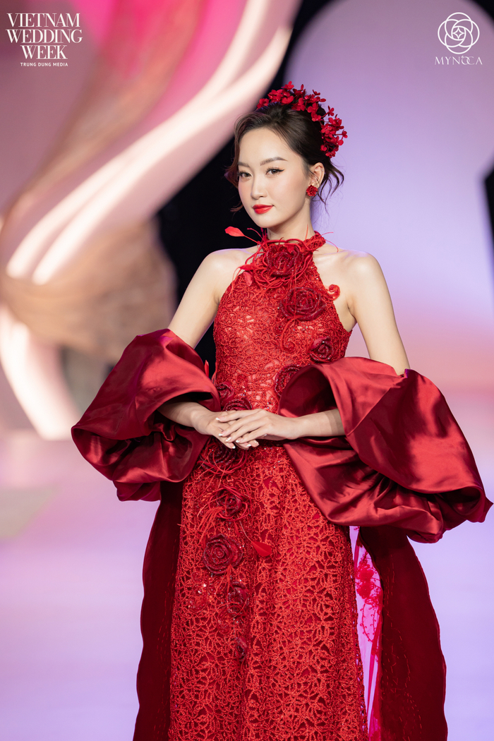 Hình ảnh hoa trà hiện diện xuyên suốt, ẩn mình trong từng đường nét và hoa văn, được khắc họa qua những chi tiết thủ công tinh xảo.