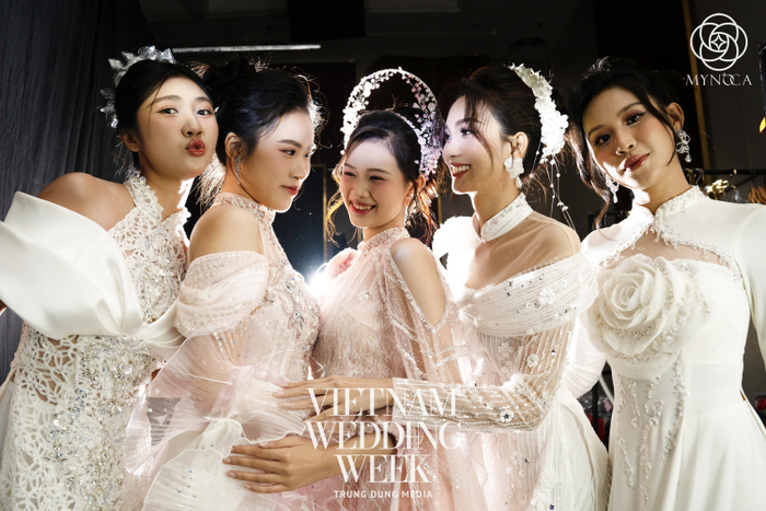 Mỗi thiết kế áo dài đều ôm trọn đường cong, tôn vinh và nâng niu vẻ đẹp dịu dàng của người phụ nữ.