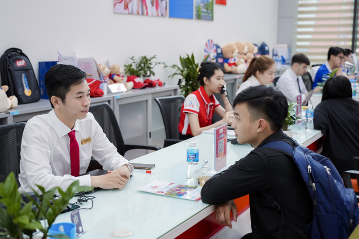 Nhiều thí sinh đã tìm hiểu và lựa chọn phương thức xét học bạ tại UEF