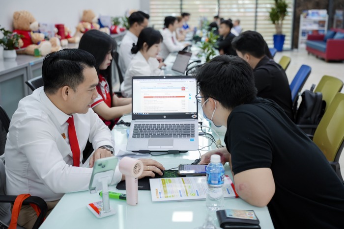 UEF ưu đãi 5 triệu đồng cho 1,000 thí sinh đầu tiên hoàn thành thủ tục nhập học