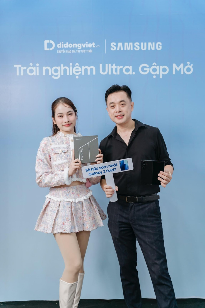 Nam nhạc sĩ chọn phiên bản Galaxy  Z Fold7 xám metal. 