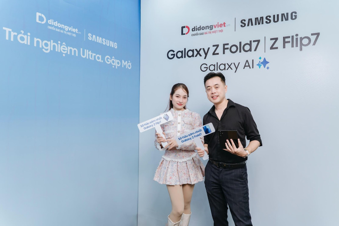 Nhạc sĩ Dương Khắc Linh và vợ tự tin tạo dáng cùng Samsung Galaxy Z Fold7 tại sự kiện mở bán của Di Động Việt. 