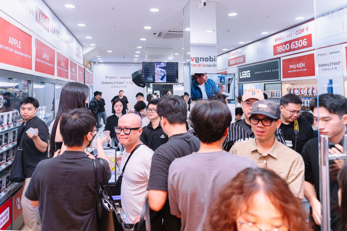 Khách hàng đến trải nghiệm, mua Samsung Galaxy Z Fold7, Z Flip7 tại Di Động Việt. 