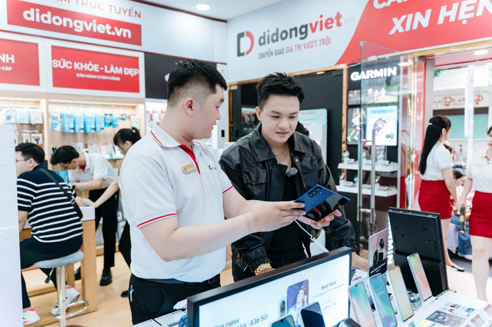Khách hàng trải nghiệm điện thoại Galaxy Z Fold7 trong sự kiện mở bán tại Di Động Việt. 