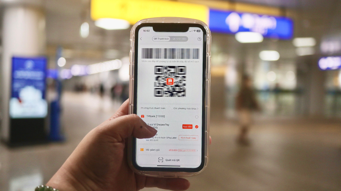 Hành khách có thể thanh toán dễ dàng bằng mã QR trên ứng dụng ShopeePay tại cổng kiểm soát để lên tàu Metro.