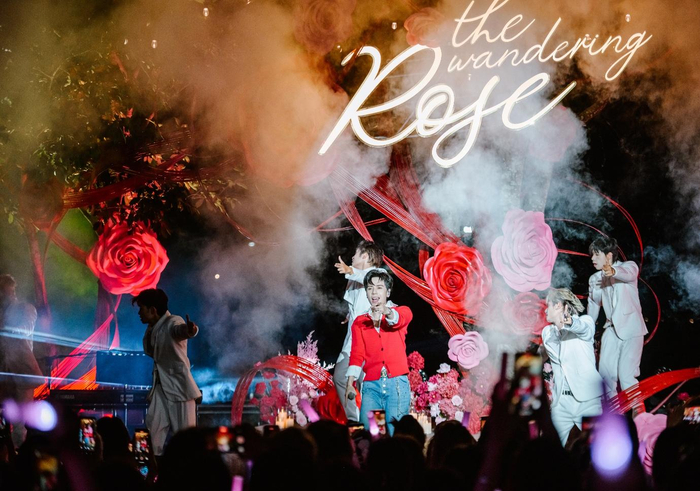 Các nghệ sĩ biểu diễn thăng hoa trên sân khấu The Wandering Rose