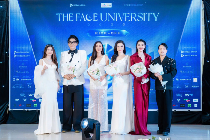 Chủ tịch Linda Trương tặng hoa cho Ban giám khảo và Huấn luyện viên The Face University 2025