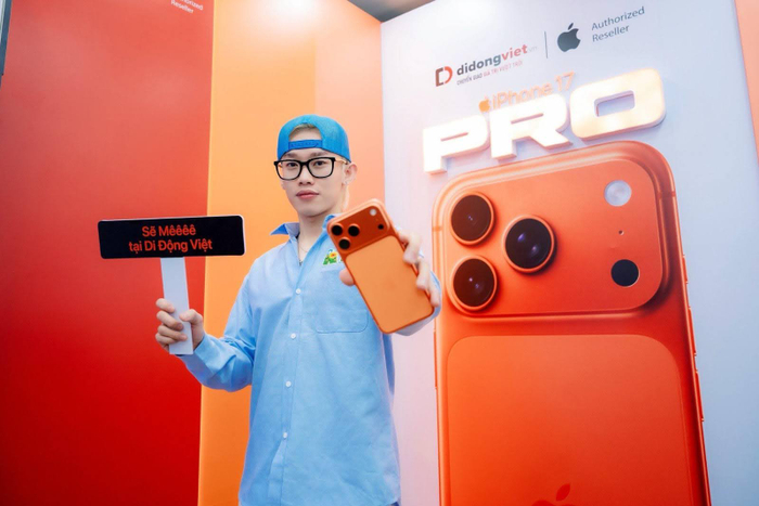 Ca sĩ Kay Trần lựa chọn iPhone 17 Pro Max màu cam vũ trụ tại Di Động Việt. 