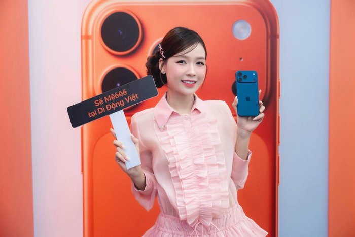 MC Sam diện outfit ngọt ngào “đập hộp” iPhone 17 Pro Max tại Di Động Việt trong ngày đầu mở bán.