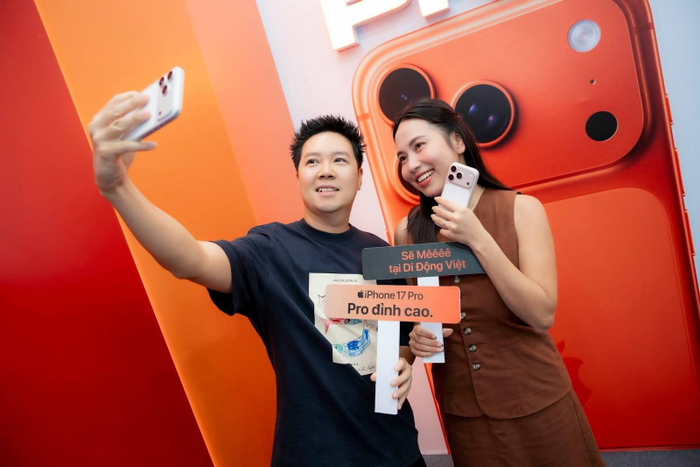 Vợ chồng ca sĩ Lê Hiếu có mặt tại Di Động Việt từ sớm trong ngày đầu tiên mở bán.