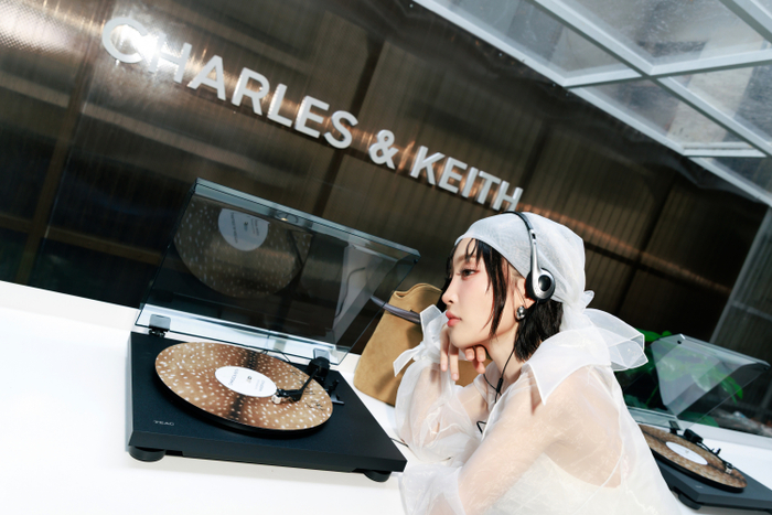 Em xinh Juky San đắm chìm trong giai điệu du dương từ chiếc đĩa than được custom bởi thương hiệu