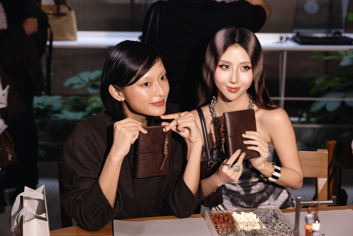 Diễn viên Hồ Thu Anh và Em xinh Quỳnh Anh Shyn hào hứng tại workshop làm sổ tay cá nhân hóa