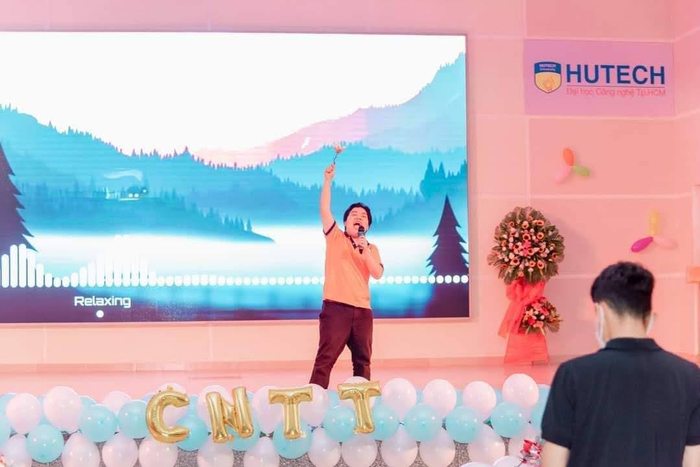 TeC3 biểu diễn trên sân khấu đầu tiên trong sự nghiệp tại một trường Đại học có tiếng ở TPHCM với gần một nghìn khán giả. (Ảnh: NVCC)