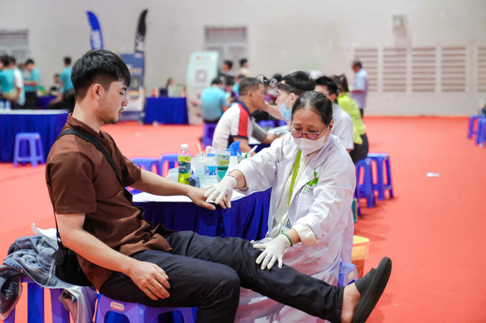 Bác tài được đội ngũ y tế thăm khám sức khỏe miễn phí ngay tại sự kiện