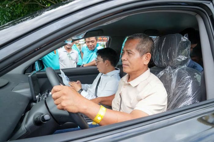 Khu vực lái thử xe điện chật kín tài xế đăng ký từ sáng sớm