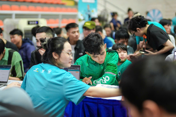 Các bác tài hoàn tất thủ tục đăng ký và đặt cọc xe tại sự kiện