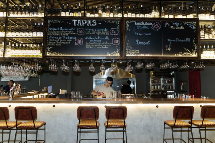 Trải nghiệm wine tasting tinh tế với bộ sưu tập vang tuyển chọn từ khắp thế giới.