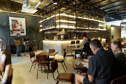 Ánh sáng vàng ấm áp và nội thất tinh tế tạo nên vibe thư giãn cho mọi buổi tối