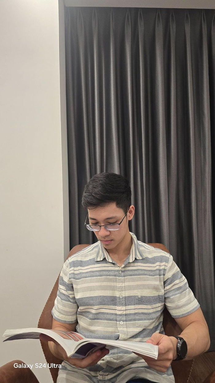 Ths.Bs Nguyễn Vũ Bình đọc tài liệu, chuẩn bị cho công tác chuyên môn