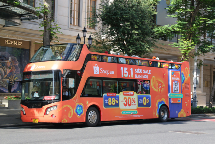 Shopee phủ sóng bao lì xì trên màn hình LED tại các thành phố lớn và cả trên xe buýt hai tầng.