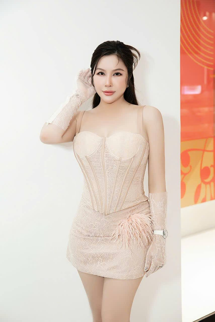 Hoa hậu Lê Thu Thảo rạng rỡ tại sự kiện ra mắt phim “Con kể ba nghe” Ảnh 3