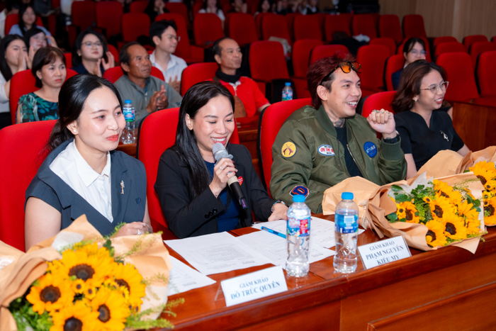 Ban giám khảm tham gia chấm điểm có giảng viên và đại diện doanh nghiệp&nbsp;