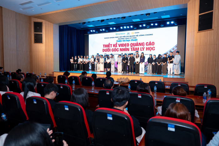 Các nhóm lắng nghe nhận xét, để rút kinh nghiệm trên con đường học tập và làm nghề tương lai