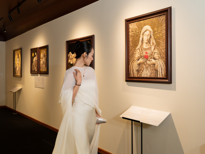 Người đẹp “không tuổi” Diệp Bảo Ngọc chìm đắm trong từng nét tranh trầm&nbsp;